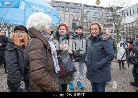 Berlino, Germania. 10 febbraio 2024. A Berlino, a Wittenbergplatz, il fervore politico ha raggiunto il picco il 10 febbraio 2024, quando i membri e i politici dell'alternativa per la Germania (AfD) si sono riuniti per un raduno pre-elettorale fondamentale. L'evento sottolineò le profonde divisioni all'interno della società tedesca, mentre le contrapposizioni scoppiarono sul lato opposto, segnalando una forte opposizione alla campagna dell'AfD. La manifestazione dell'AfD ha evidenziato la loro posizione controversa sull'immigrazione e l'identità nazionale. Figure di alto profilo dell'AfD, tra cui il vice leader Beatrix von Storch, la presidente dell'AfD di Berlino Kristin Brinker e Bundestag Foto Stock