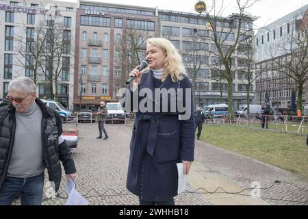 Berlino, Germania. 10 febbraio 2024. A Berlino, a Wittenbergplatz, il fervore politico ha raggiunto il picco il 10 febbraio 2024, quando i membri e i politici dell'alternativa per la Germania (AfD) si sono riuniti per un raduno pre-elettorale fondamentale. L'evento sottolineò le profonde divisioni all'interno della società tedesca, mentre le contrapposizioni scoppiarono sul lato opposto, segnalando una forte opposizione alla campagna dell'AfD. La manifestazione dell'AfD ha evidenziato la loro posizione controversa sull'immigrazione e l'identità nazionale. Figure di alto profilo dell'AfD, tra cui il vice leader Beatrix von Storch, la presidente dell'AfD di Berlino Kristin Brinker e Bundestag Foto Stock