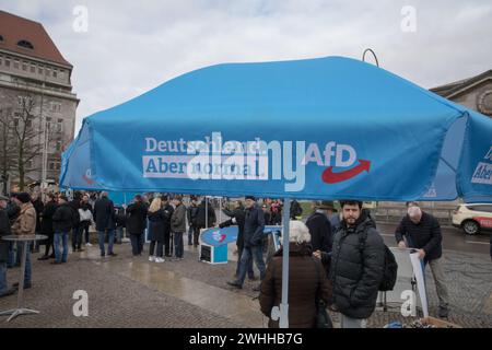 Berlino, Germania. 10 febbraio 2024. A Berlino, a Wittenbergplatz, il fervore politico ha raggiunto il picco il 10 febbraio 2024, quando i membri e i politici dell'alternativa per la Germania (AfD) si sono riuniti per un raduno pre-elettorale fondamentale. L'evento sottolineò le profonde divisioni all'interno della società tedesca, mentre le contrapposizioni scoppiarono sul lato opposto, segnalando una forte opposizione alla campagna dell'AfD. La manifestazione dell'AfD ha evidenziato la loro posizione controversa sull'immigrazione e l'identità nazionale. Figure di alto profilo dell'AfD, tra cui il vice leader Beatrix von Storch, la presidente dell'AfD di Berlino Kristin Brinker e Bundestag Foto Stock