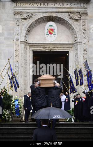 Arredo del feretro al funerale di Vittorio Emanuele di Savoia (86 anni) nel Duomo di Torino, Basilica Cattedrale metropolitana di San Giovanni Battista.Vittorio Emanuele di Savoia (morto il 3 febbraio 2024 nella sua casa di Ginevra) figlio di Umberto II (ultimo re d'Italia) e di Maria José del Belgio. Cronaca - Torino, Italia - sabato 10 febbraio 2024 (foto di Fabio Ferrari/LaPresse) arrivo del funerale della bara di Vittorio Emanuele di Savoia (età 86) presso il Duomo di Torino, Basilica Cattedrale metropolitana di San Giovanni Battista. Vittorio Emanuele di Savoia (morto il 3 febbraio 2024 in h Foto Stock