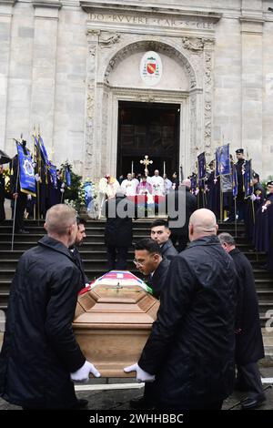 Arredo del feretro al funerale di Vittorio Emanuele di Savoia (86 anni) nel Duomo di Torino, Basilica Cattedrale metropolitana di San Giovanni Battista.Vittorio Emanuele di Savoia (morto il 3 febbraio 2024 nella sua casa di Ginevra) figlio di Umberto II (ultimo re d'Italia) e di Maria José del Belgio. Cronaca - Torino, Italia - sabato 10 febbraio 2024 (foto di Fabio Ferrari/LaPresse) arrivo del funerale della bara di Vittorio Emanuele di Savoia (età 86) presso il Duomo di Torino, Basilica Cattedrale metropolitana di San Giovanni Battista. Vittorio Emanuele di Savoia (morto il 3 febbraio 2024 in h Foto Stock