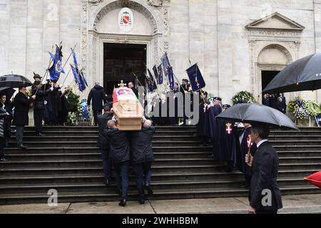 Arredo del feretro al funerale di Vittorio Emanuele di Savoia (86 anni) nel Duomo di Torino, Basilica Cattedrale metropolitana di San Giovanni Battista.Vittorio Emanuele di Savoia (morto il 3 febbraio 2024 nella sua casa di Ginevra) figlio di Umberto II (ultimo re d'Italia) e di Maria José del Belgio. Cronaca - Torino, Italia - sabato 10 febbraio 2024 (foto di Fabio Ferrari/LaPresse) arrivo del funerale della bara di Vittorio Emanuele di Savoia (età 86) presso il Duomo di Torino, Basilica Cattedrale metropolitana di San Giovanni Battista. Vittorio Emanuele di Savoia (morto il 3 febbraio 2024 in h Foto Stock