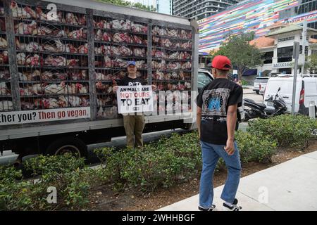 Miami, Stati Uniti. 9 febbraio 2024. Atmosfera di strada durante la campagna di marketing "Hell on Wheels" di PETA Guerilla al Mary Brickell Village nel centro di Miami l'8 febbraio 2024, a Miami, Florida. (Foto di Michele Eve Sandberg/Sipa USA) credito: SIPA USA/Alamy Live News Foto Stock