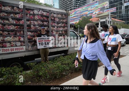 Miami, Stati Uniti. 9 febbraio 2024. Atmosfera di strada durante la campagna di marketing "Hell on Wheels" di PETA Guerilla al Mary Brickell Village nel centro di Miami l'8 febbraio 2024, a Miami, Florida. (Foto di Michele Eve Sandberg/Sipa USA) credito: SIPA USA/Alamy Live News Foto Stock