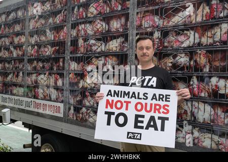 Miami, Stati Uniti. 9 febbraio 2024. Atmosfera di strada durante la campagna di marketing "Hell on Wheels" di PETA Guerilla al Mary Brickell Village nel centro di Miami l'8 febbraio 2024, a Miami, Florida. (Foto di Michele Eve Sandberg/Sipa USA) credito: SIPA USA/Alamy Live News Foto Stock