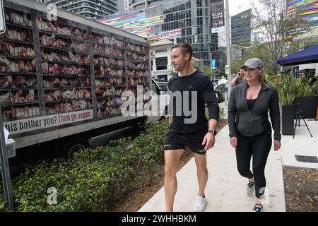 Miami, Stati Uniti. 9 febbraio 2024. Atmosfera di strada durante la campagna di marketing "Hell on Wheels" di PETA Guerilla al Mary Brickell Village nel centro di Miami l'8 febbraio 2024, a Miami, Florida. (Foto di Michele Eve Sandberg/Sipa USA) credito: SIPA USA/Alamy Live News Foto Stock