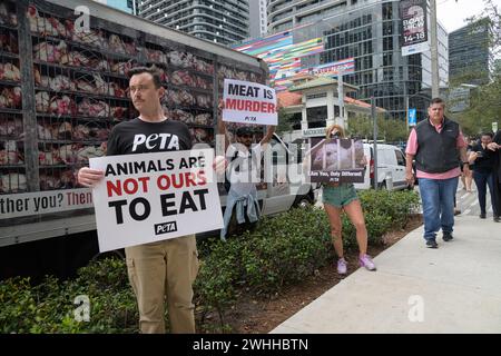 Miami, Stati Uniti. 9 febbraio 2024. Atmosfera di strada durante la campagna di marketing "Hell on Wheels" di PETA Guerilla al Mary Brickell Village nel centro di Miami l'8 febbraio 2024, a Miami, Florida. (Foto di Michele Eve Sandberg/Sipa USA) credito: SIPA USA/Alamy Live News Foto Stock