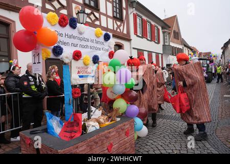 Gernsemer Buwe un Mädscher als Toilettenhäuschen beim Umzug - Gernsheim 10.02.2024: Straßenfastnacht *** Gernsemer Buwe un Mädscher come toilette presso la sfilata Gernsheim 10 02 2024 Carnevale di strada Foto Stock