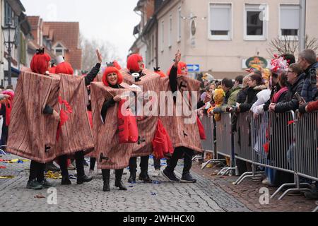 Gernsemer Buwe un Mädscher als Toilettenhäuschen beim Umzug - Gernsheim 10.02.2024: Straßenfastnacht *** Gernsemer Buwe un Mädscher come toilette presso la sfilata Gernsheim 10 02 2024 Carnevale di strada Foto Stock