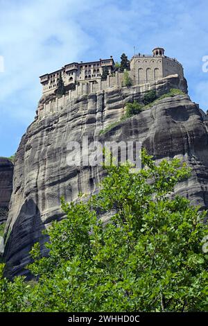 Monastero di St Varlaam, situata sulla sommità di un precipizio roccioso, parte del complesso Meteora nella Grecia centrale, Ortografia orientale Foto Stock