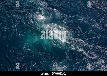 Il blu profondo delle acque di Saltstraumen è accentuato dalla vigorosa danza delle correnti di marea, offrendo una texture e una tavolozza di colori mozzafiato Foto Stock