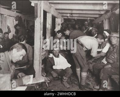 Scena in una stazione di vestizione avanzata durante una battaglia. Foto del 1917-1918 di Capt F.Hurley Foto Stock