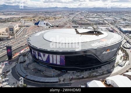 Paradise, Stati Uniti. 8 febbraio 2024. Un elicottero UH-60 Black Hawk della Customs and Border Protection Air and Marine Operations degli Stati Uniti e un elicottero Airbus AS350 A-Star sorvolano l'Allegiant Stadium durante una missione di sicurezza in anticipo rispetto all'American Football Super Bowl LVIII, 8 febbraio 2024 a Las Vegas, Nevada. Il Super Bowl è la finale annuale della National Football League e si disputerà l'11 febbraio. Credito: Jerry Glaser/CBP Photos/Alamy Live News Foto Stock