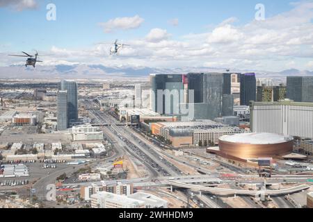 Paradise, Stati Uniti. 8 febbraio 2024. Un elicottero UH-60 Black Hawk della Customs and Border Protection Air and Marine Operations degli Stati Uniti e un elicottero Airbus AS350 A-Star sorvolano la Las Vegas Strip durante una missione di sicurezza in anticipo rispetto all'American Football Super Bowl LVIII, 8 febbraio 2024 a Las Vegas, Nevada. Il Super Bowl è la finale annuale della National Football League e si disputerà l'11 febbraio. Credito: Jerry Glaser/CBP Photos/Alamy Live News Foto Stock