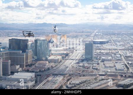 Paradise, Stati Uniti. 8 febbraio 2024. Un elicottero UH-60 Black Hawk della Customs and Border Protection Air and Marine Operations degli Stati Uniti e un elicottero Airbus AS350 A-Star sorvolano la Las Vegas Strip durante una missione di sicurezza in anticipo rispetto all'American Football Super Bowl LVIII, 8 febbraio 2024 a Las Vegas, Nevada. Il Super Bowl è la finale annuale della National Football League e si disputerà l'11 febbraio. Credito: Jerry Glaser/CBP Photos/Alamy Live News Foto Stock