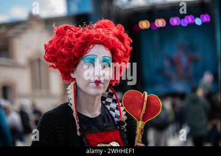 Madrid, Spagna. 10 febbraio 2024. Una donna vestita da personaggio di Alice nel Paese delle meraviglie durante la celebrazione del carnevale a Matadero Madrid. Crediti: Marcos del Mazo/Alamy Live News Foto Stock