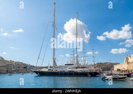 Birgu (Vittoriosa), Malta - 14 settembre 2022: Navi, compreso lo yacht Zenji, ormeggiate nel Dockyard Creek di fronte al forte Sant'Angelo. Foto Stock