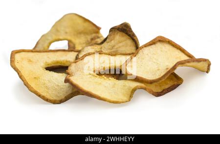 Frutta secca isolata su fondo bianco. Fette di pera essiccate Foto Stock
