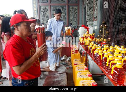 Kuala Lumpur, Malesia. 10 febbraio 2024. I cinesi etnici malesi pregano il primo giorno delle celebrazioni del capodanno lunare cinese in un tempio a Petaling Jaya, alla periferia di Kuala Lumpur. Il capodanno lunare del Drago, più specificamente, Wood Dragon, cade il 10 febbraio, è celebrato dai cinesi di tutto il mondo. Credito: SOPA Images Limited/Alamy Live News Foto Stock