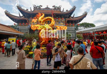 Kuala Lumpur, Malesia. 10 febbraio 2024. I cinesi etnici malesi visitano un tempio il primo giorno delle celebrazioni del capodanno lunare cinese a Petaling Jaya, alla periferia di Kuala Lumpur. Il capodanno lunare del Drago, più specificamente, Wood Dragon, cade il 10 febbraio, è celebrato dai cinesi di tutto il mondo. Credito: SOPA Images Limited/Alamy Live News Foto Stock