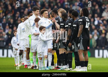 Le due squadre stringono la mano prima del match per lo Sky Bet Championship Leeds United vs Rotherham United a Elland Road, Leeds, Regno Unito, 10 febbraio 2024 (foto di James Heaton/News Images) Foto Stock