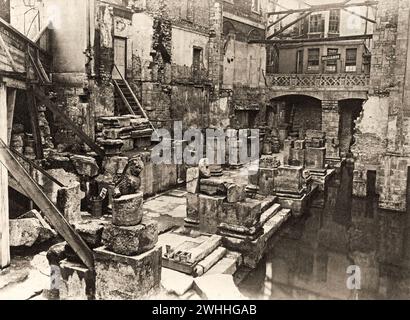 Una vecchia vista vittoriana della piscina principale presso le terme romane di Bath, Somerset, Inghilterra, Regno Unito c.1880. Le terme romane sono ben conservate. Questa vista mostra che gran parte dei resti sono rovine ed è prima che iniziassero i lavori di restauro e ricostruzione vittoriani. I bagni erano affondati e il livello superiore della strada si può vedere sullo sfondo. I bagni, progettati per il bagno pubblico, furono utilizzati fino alla fine del dominio romano in Britannia nel V secolo d.C. L'espansione vittoriana del complesso termale era in stile neoclassico. È una delle principali attrazioni turistiche del Regno Unito. Foto Stock