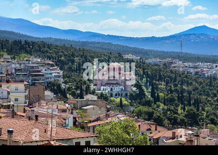Vista aerea sui tetti della città vecchia di Salonicco, sulla Chiesa di San Paolo Apostolo e sulle montagne, con cielo azzurro Foto Stock