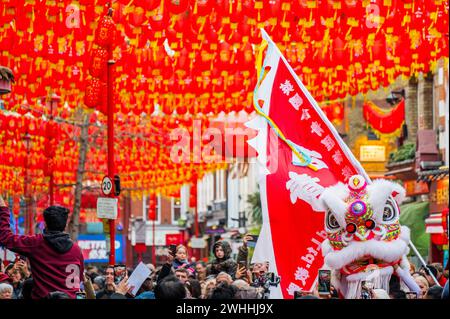 Londra, Regno Unito. 10 febbraio 2024. I ballerini dei leoni visitano i negozi e i ristoranti di Chinatown, Londra, per portare loro buona fortuna per il nuovo anno. Il 2024 è l'anno del drago. Crediti: Guy Bell/Alamy Live News Foto Stock