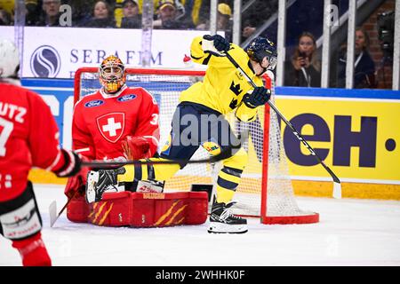 KARLSTAD, SVEZIA 20240210Joakim Nygard svedese (R) segna il gol di apertura al portiere svizzero Stéphane Charlin durante i Beijer Hockey Games (Euro Foto Stock