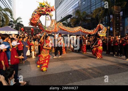 Yangon, Myanmar. 10 febbraio 2024. I danzatori del drago si esibiscono durante un evento celebrativo del Capodanno lunare cinese in un bazar a Yangon, Myanmar, 10 febbraio 2024. Crediti: Li Guangtao/Xinhua/Alamy Live News Foto Stock