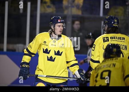 Karlstad, Svezia. 10 febbraio 2024. KARLSTAD, SVEZIA 20240210Joakim Nygård (L) svedese celebra i punteggi durante la partita di hockey su ghiaccio Beijer Hockey Games (Euro Hockey Tour) tra Svezia e Svizzera alla Lofbergs Arena di Karlstad, Svezia, il 10 febbraio 024. Foto: Pontus Lundahl/TT/codice 10050 credito: TT News Agency/Alamy Live News Foto Stock