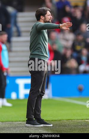 Southampton, Regno Unito. 10 febbraio 2024. Southampton Manager Russell Martin gesti durante la partita tra Southampton FC e Huddersfield Town AFC al St.Mary's Stadium, Southampton, Inghilterra, Regno Unito il 10 febbraio 2024 Credit: Every Second Media/Alamy Live News Foto Stock