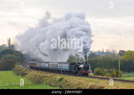 Un treno passeggeri trainato dal super D 0-8-0 No.49395 sulla East Lancs Railway Foto Stock