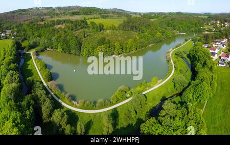 Vista panoramica sul bacino idrico di Sohland sulla Sprea in primavera Foto Stock