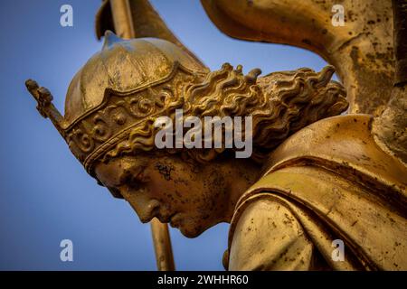 Schwerin, Germania. 8 febbraio 2024. L'Arcangelo Michele viene rimosso dalla cupola d'oro del castello di Schwerin per lavori di restauro utilizzando una gru mobile e caricato su un camion per il trasporto in un'officina. La figura risale al 1857 ed è ufficialmente chiamata "Arcangelo Michele che uccide il drago". L'arcangelo viene ora pulito, restaurato e ridorato in un laboratorio di Berlino prima di tornare al castello in estate. L'Arcangelo Michael Slaying the Dragon è stato restaurato l'ultima volta 30 anni fa. Crediti: Jens Büttner/dpa/Alamy Live News Foto Stock