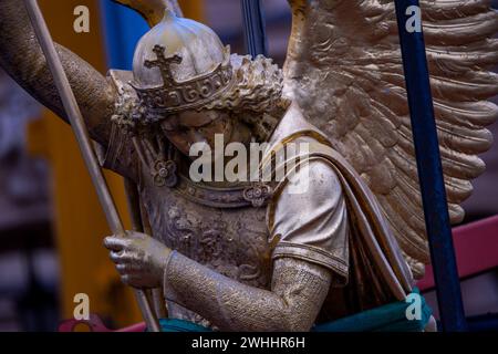 Schwerin, Germania. 8 febbraio 2024. L'Arcangelo Michele viene rimosso dalla cupola d'oro del castello di Schwerin per lavori di restauro utilizzando una gru mobile e caricato su un camion per il trasporto in un'officina. La figura risale al 1857 ed è ufficialmente chiamata "Arcangelo Michele che uccide il drago". L'arcangelo viene ora pulito, restaurato e ridorato in un laboratorio di Berlino prima di tornare al castello in estate. L'Arcangelo Michael Slaying the Dragon è stato restaurato l'ultima volta 30 anni fa. Crediti: Jens Büttner/dpa/Alamy Live News Foto Stock