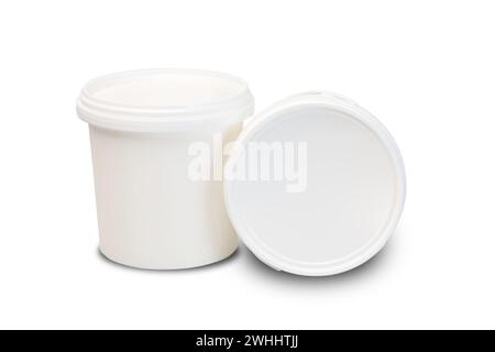 Due secchi in plastica bianca per alimenti con coperchio isolato su sfondo bianco. Secchi in plastica con mockup del coperchio isolato su sfondo bianco. Foto Stock