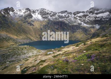 Serenità mistica: Laghi di Tristaina ad Andorra Foto Stock