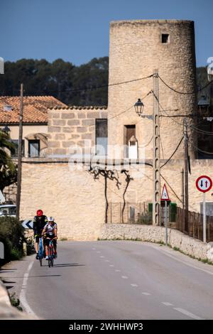 Ciclisti di fronte al mulino Xim Foto Stock