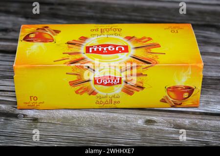 Cairo, Egitto, 7 febbraio 2024: Tè nero Lipton con bustine di cannella, somma di foglie di tè maturi, Lipton, una marca di tè britannico americano, di proprietà di Lipto Foto Stock