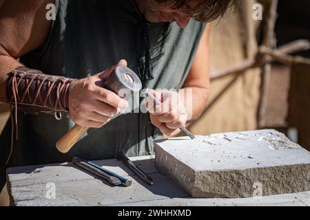 Cattura artigiani che lavorano nel commercio artigianale durante i giorni medievali che si tengono nella città di Avila, in Spagna, nel mese di settembre 2019 Foto Stock