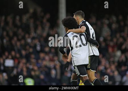 Londra, Regno Unito. 10 febbraio 2024. Londra, 10 febbraio 2024: Joao Palhinha del Fulham si congratula con Willian del Fulham per il suo terzo gol assistito durante la partita di Premier League tra Fulham e Bournemouth al Craven Cottage il 10 febbraio 2024 a Londra, Inghilterra. (Pedro Soares/SPP) credito: SPP Sport Press Photo. /Alamy Live News Foto Stock