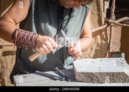 Cattura artigiani che lavorano nel commercio artigianale durante i giorni medievali che si tengono nella città di Avila, in Spagna, nel mese di settembre 2019 Foto Stock