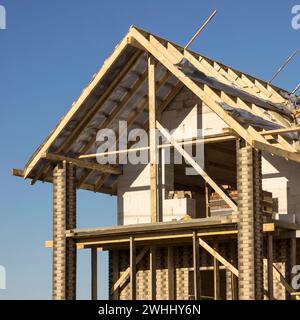 Casa in costruzione. Sono in corso la costruzione di un balcone e di un tetto. Russia Foto Stock