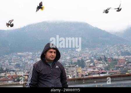 Hatay, Turchia. 5 febbraio 2024. Huseyin Kaya passa la maggior parte della giornata con i suoi piccioni. La Turchia ha subito due grandi terremoti centrati a Kahramanmaras il 6 febbraio 2023, con una magnitudine di 7,7 e 7,6. Più di 50 mila persone hanno perso la vita e alcune sono rimaste ferite nei terremoti che hanno colpito 11 province. Hatay, una delle città più colpite dal terremoto, è una città famosa per i suoi piccioni. Anche se i piccioni sono diminuiti dopo il terremoto, gli amanti dei piccioni non hanno rinunciato alla loro passione. Il 36enne Huseyin Kaya è uno di quelli che non ha rinunciato alla sua passione. E lui ha h Foto Stock