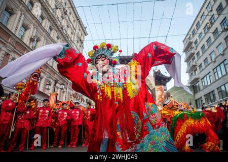 Mosca, Russia. 10 febbraio 2024. Una donna cinese vestita come un personaggio dell'Opera di Pechino si esibisce in una strada durante il Festival del capodanno cinese a Mosca nel vicolo Kamergersky a Mosca, in Russia Foto Stock