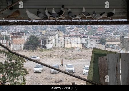 Hatay, Turchia. 5 febbraio 2024. La vista di Hatay, distrutta dal terremoto, dal nido del piccione. La Turchia ha subito due grandi terremoti centrati a Kahramanmaras il 6 febbraio 2023, con una magnitudine di 7,7 e 7,6. Più di 50 mila persone hanno perso la vita e alcune sono rimaste ferite nei terremoti che hanno colpito 11 province. Hatay, una delle città più colpite dal terremoto, è una città famosa per i suoi piccioni. Anche se i piccioni sono diminuiti dopo il terremoto, gli amanti dei piccioni non hanno rinunciato alla loro passione. Il 36enne Huseyin Kaya è uno di quelli che non si sono arresi Foto Stock