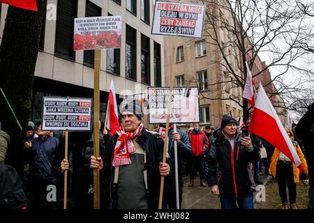 Varsavia, Polonia, 10 febbraio 2024. Persone, che detengono bandiere nazionali polacche e bandiere antigovernative, guidate dai media di estrema destra - Gazeta Polska e TV Republica e diritto e giustizia (Prawo i Sprawiedliwość - PIS) i leader dei partiti politici organizzano una protesta a sostegno degli attuali giudici della Corte costituzionale di fronte all'edificio della Corte in via Szucha. La Polonia attraversa una crisi costituzionale, poiché l'attuale governo centrista afferma che i giudici della Corte costituzionale sono stati insediati illegalmente da un ex governo di destra. L'opposizione di destra dimostra il sostegno dei giudici della Corte. Foto Stock