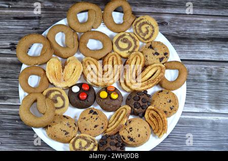 Biscotti assortiti al forno e biscotti alla cannella, biscotti rotondi al forno duri, piatti e croccanti, biscotti al burro al cioccolato e palmier, s Foto Stock