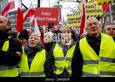 Varsavia, Polonia, 10 febbraio 2024. Una folla di persone, con bandiere nazionali polacche e bandiere antigovernative, guidate da media di estrema destra - Gazeta Polska e TV Republica e diritto e giustizia (Prawo i Sprawiedliwość - PIS) i leader dei partiti politici organizzano una protesta a sostegno degli attuali giudici della Corte costituzionale di fronte all'edificio della Corte in via Szucha. La Polonia attraversa una crisi costituzionale, poiché l'attuale governo centrista afferma che i giudici della Corte costituzionale sono stati insediati illegalmente da un ex governo di destra. L'opposizione di destra dimostra il sostegno dei giudici della Corte Foto Stock